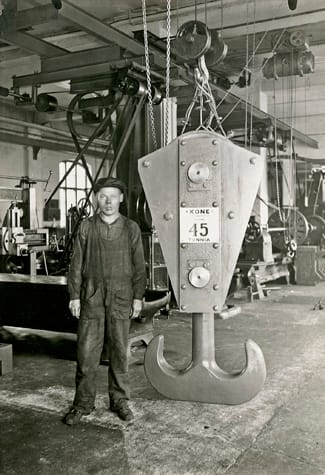 1933 - 45 ton crane hook
