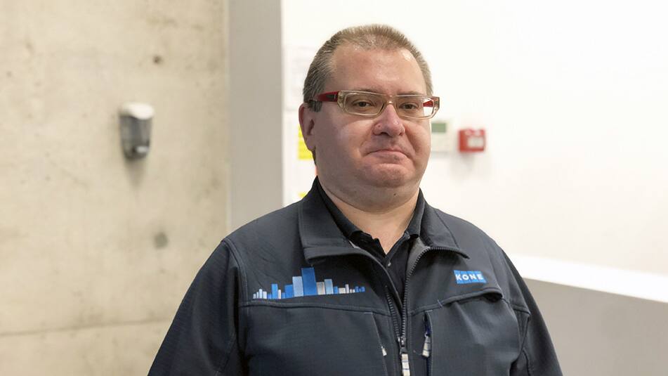 Jesús González is proud of his role in offering smart predictive maintenance to keep customer sites running safely and smoothly, 24/7.