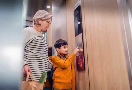 img_Financial information_Grandma boy elevator
