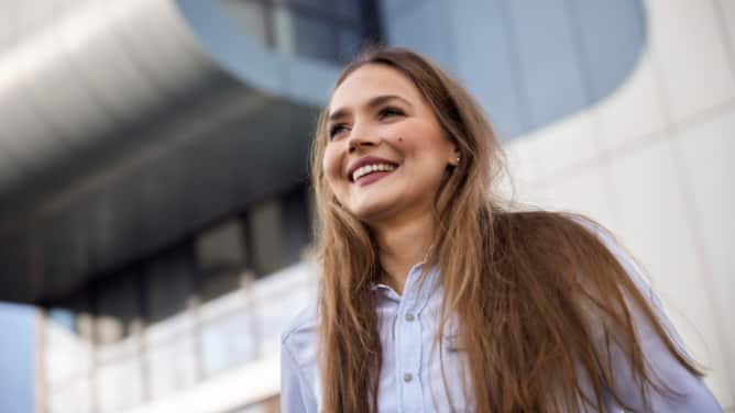 img_office-solutions-happy-businesswoman-668x376