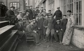 1945 - KONE workers Haapaniemi factory yard