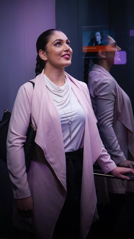 Jatkuvasti kehittyvä, aisteihin vetoava hissielämys